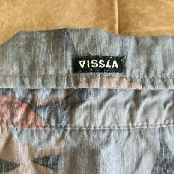 Vissla Short Sleeve Men's Button Down Shirt Size Large, Fits like a medium - Picture 8 of 12